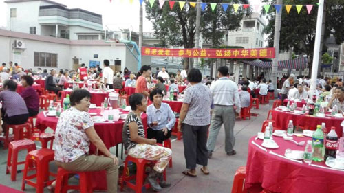 榴莲视频APP下载漆厂家 明邦化工走进新塘社区爱心敬老.jpg